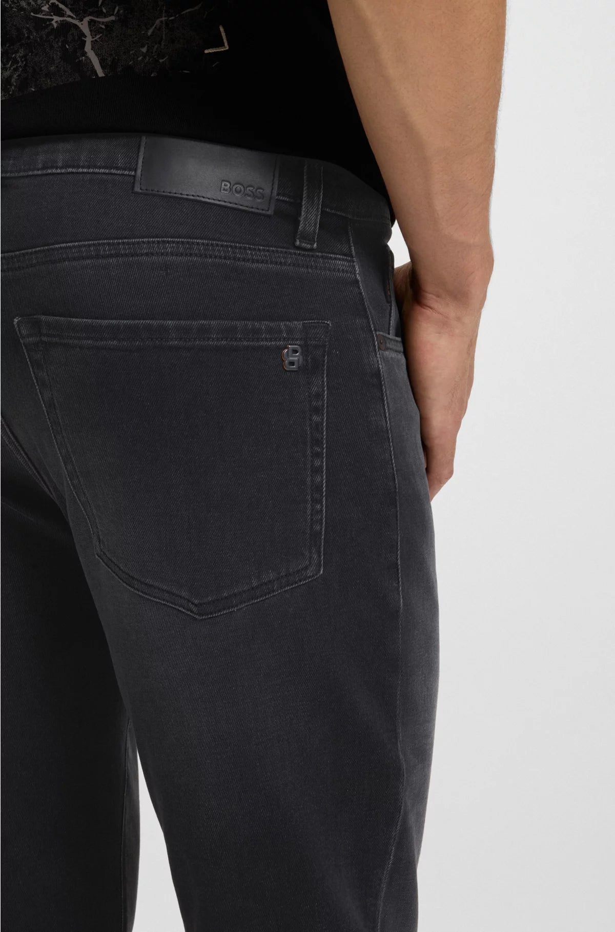 TAPERED-FIT JEANS IN BLACK COMFORT-STRETCH DENIM